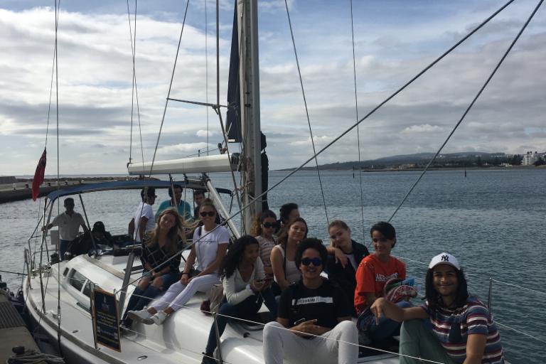A group of students knows the facilities of the Puerto Sotogrande