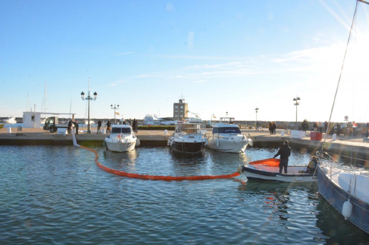 El Puerto de Sotogrande realiza un simulacro de vertidos contaminantes al mar