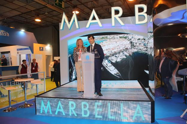 Puerto Banús presenta su nueva imagen en el estand de Marbella en FITUR