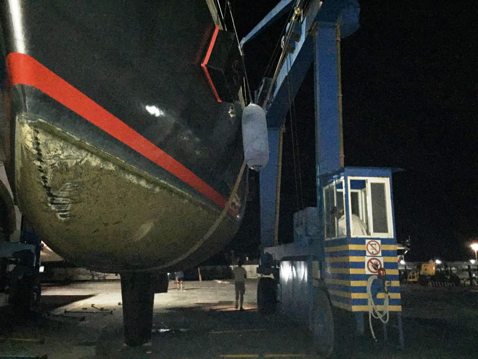 La rápida intervención del equipo de Puerto Duquesa evita el hundimiento de un barco