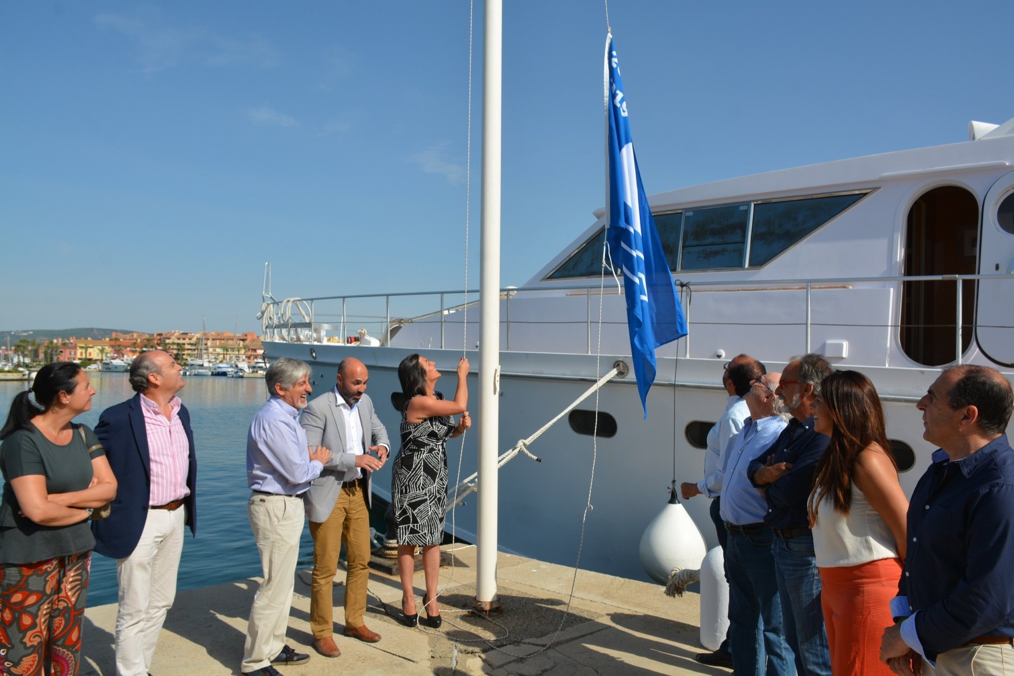 La Bandera Azul ondea un año más en el Puerto de Sotogrande