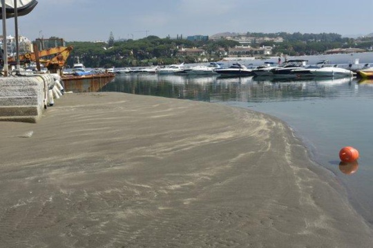 Diario Sur recoge la problemática del Puerto de Cabopino con la acumulación de arena en la bocana de entrada