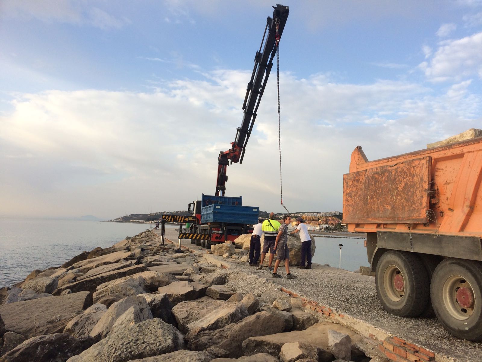 Marinas del Mediterráneo realiza los trabajos de reposición de 60 toneladas de piedras en la escollera del puerto de La Duquesa