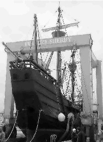 La nao Victoria atraca en Puerto Sherry para su puesta a punto