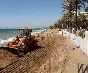 Las playas de Marbella se ponen a punto a contrarreloj para la Semana Santa