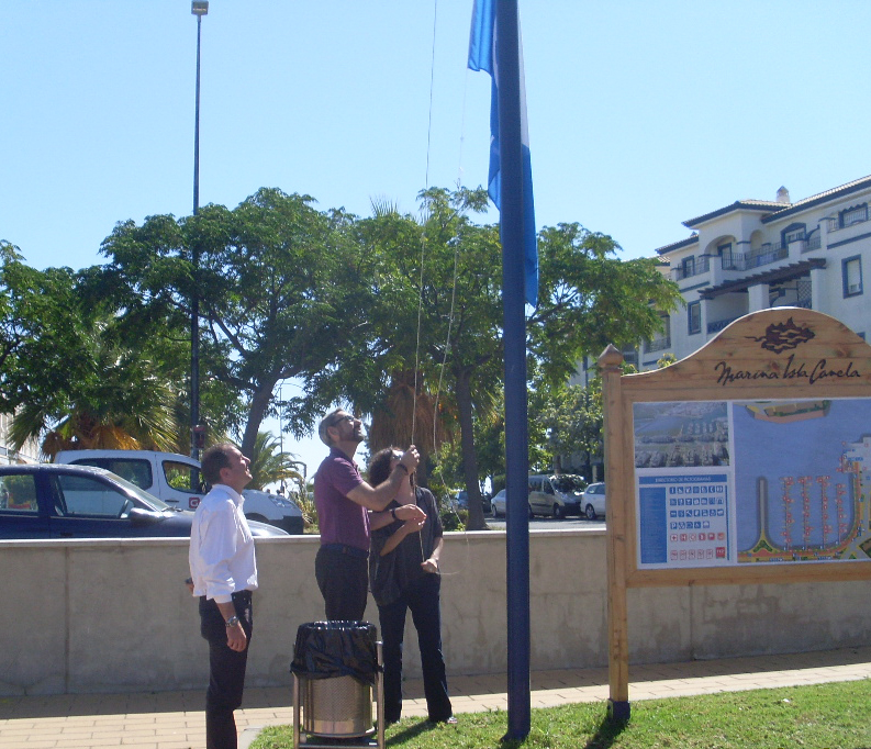 La Bandera Azul 2014 ya ondea en Marina Isla canela