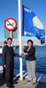 Estepona y La Duquesa izan su bandera azul con la presencia de importantes autoridades