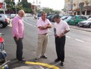 Operarios trabajan en la señalización de las calles del Puerto de Benalmádena para facilitar la circulación durante los meses de verano