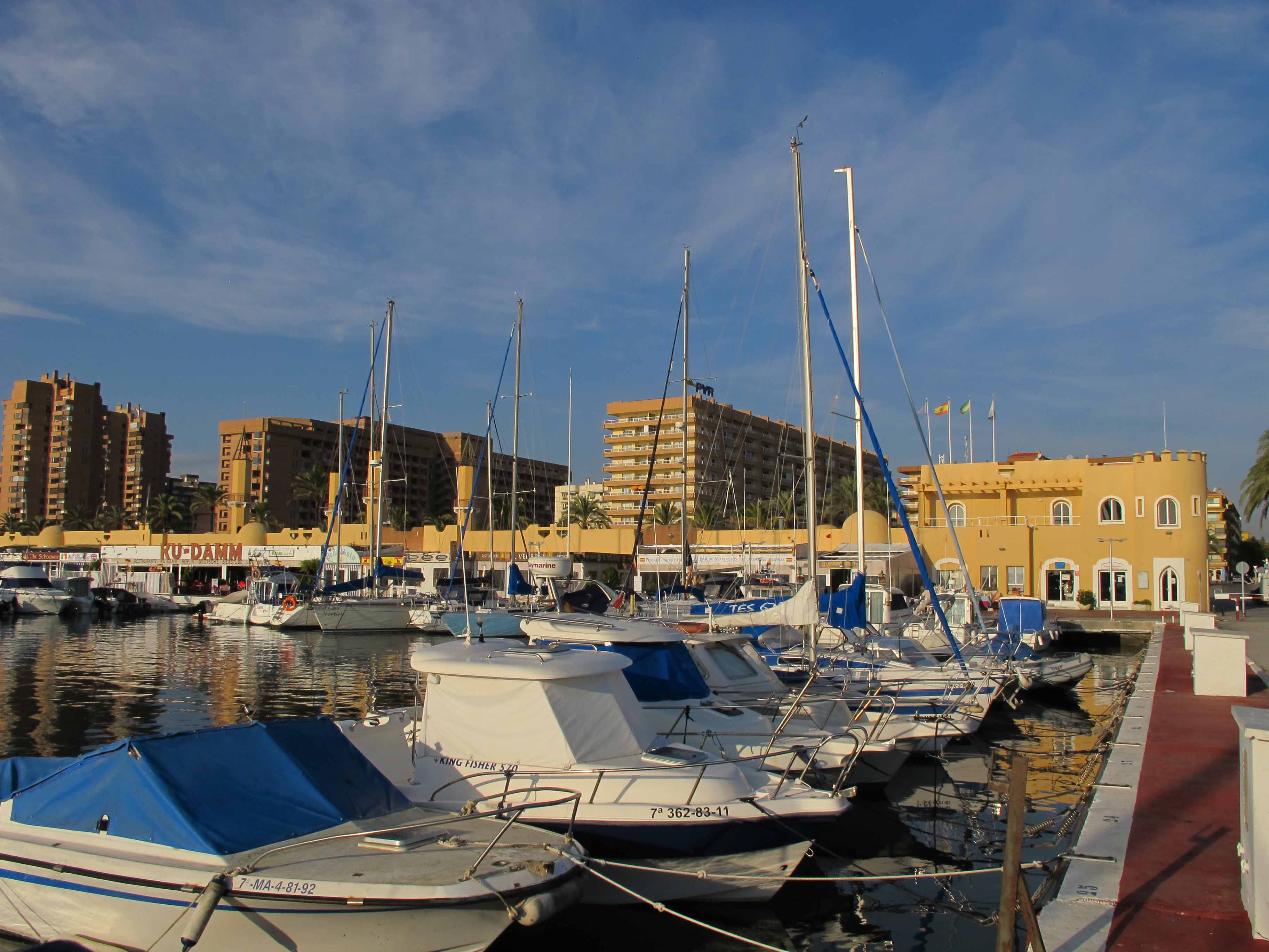 Los atractivos de Fuengirola, incluido su puerto deportivo, en La Opinión de Málaga